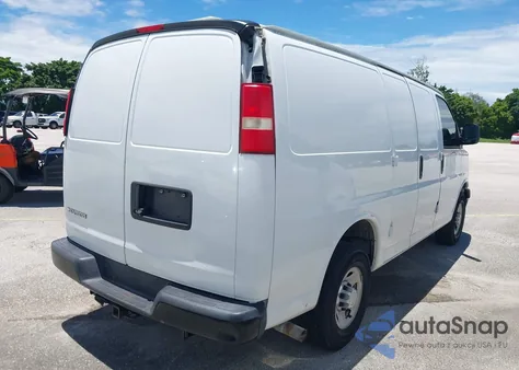 2015 Chevrolet Express 2500 Work Van z USA, uszkodzony, nr VIN 1GCWGFCF0F1109375